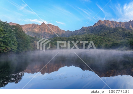 鏡池で見た朝日に染まる幻想的な情景 109777183
