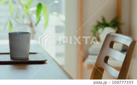 ホットドリンクとテーブル 109777355