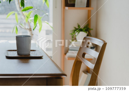 ホットドリンクとテーブル ホットドリンクとテーブル 109777359
