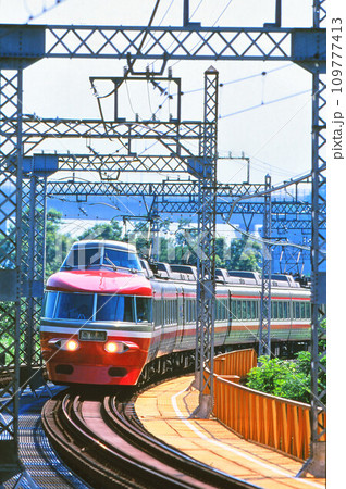 鉄橋を渡る小田急ロマスカー3100形 鉄橋を渡る小田急ロマスカー3100形 109777413