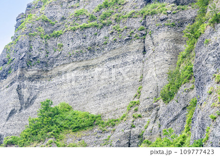 断崖絶壁に露出した地層 109777423
