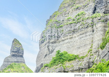 断崖絶壁に露出した地層 109777426