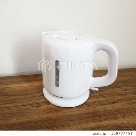 お湯を沸かせる便利な家電の電気ケトル 109777451