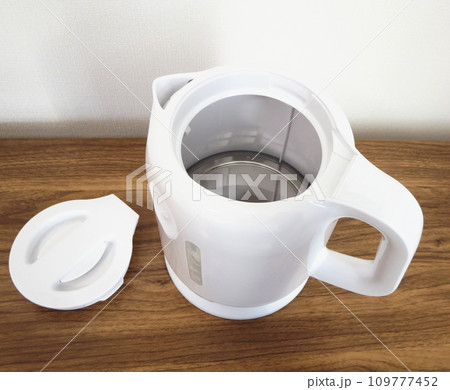 お湯を沸かせる便利な家電の電気ケトル 109777452