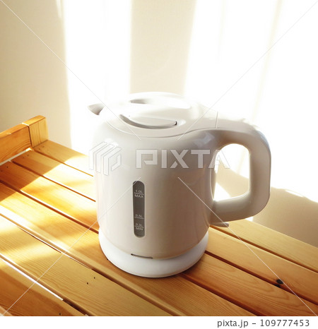 お湯を沸かせる便利な家電の電気ケトル お湯を沸かせる便利な家電の電気ケトル 109777453