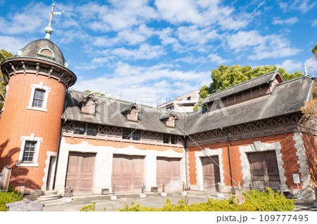 秋の神戸市・相楽園の旧小寺家厩舎（重要文化財） 109777495