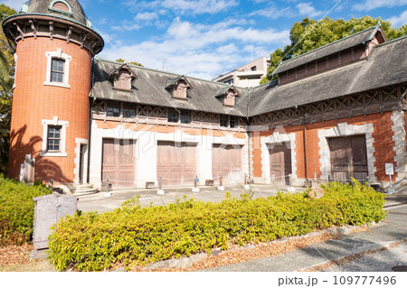 秋の神戸市・相楽園の旧小寺家厩舎（重要文化財） 109777496