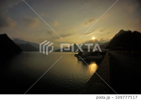 田子倉湖に沈む夕日 田子倉湖に沈む夕日 109777517