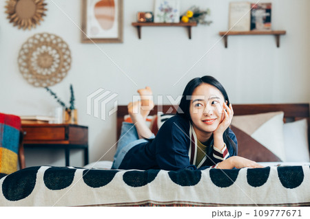 自宅でくつろぐ若い女性 109777671