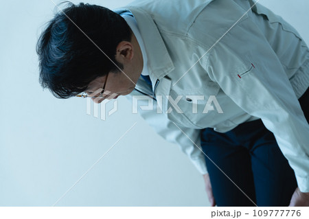 謝罪する作業着姿の男性 謝罪する作業着姿の男性 109777776