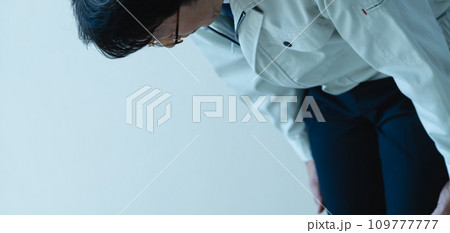 謝罪する作業着姿の男性 謝罪する作業着姿の男性 109777777