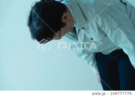 謝罪する作業着姿の男性 謝罪する作業着姿の男性 109777779