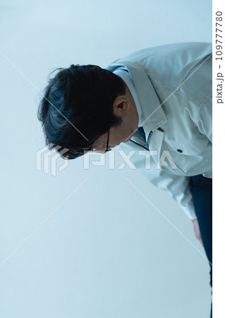 謝罪する作業着姿の男性 謝罪する作業着姿の男性 109777780