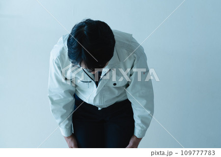 謝罪する作業着姿の男性 謝罪する作業着姿の男性 109777783