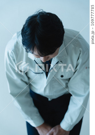 謝罪する作業着姿の男性 謝罪する作業着姿の男性 109777785