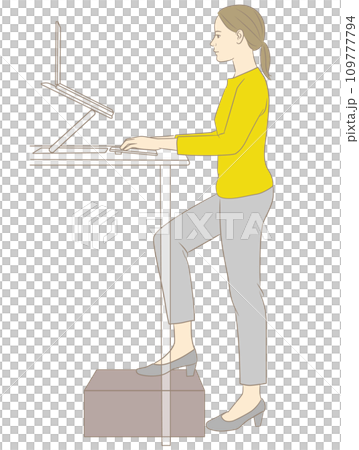 スタンディングデスクでパソコン作業をする女性 109777794