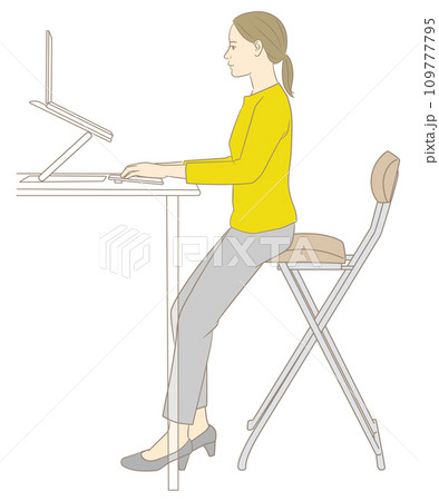 スタンディングデスクでパソコン作業をする女性 スタンディングデスクでパソコン作業をする女性 109777795