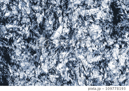 白地に細かく粉砕した繊維質なシルバーブルーモノトーンの抽象テクスチャー 109778193