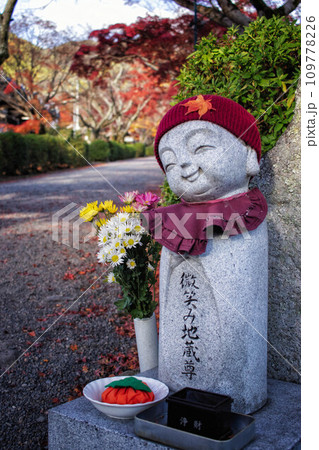 滋賀県大津市の西教寺参道脇の可愛いお地蔵さん 滋賀県大津市の西教寺参道脇の可愛いお地蔵さん 109778226
