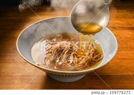 あたたかいそばに出汁をかける あたたかいそばに出汁をかける 109778273