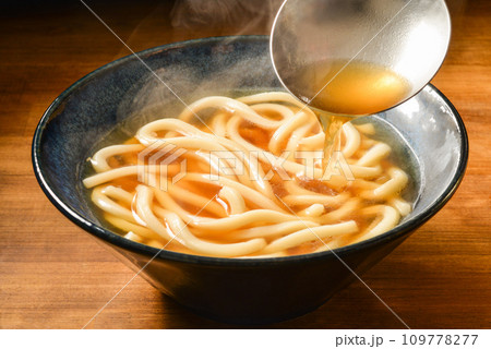 あたたかいうどんに出汁をかける 109778277
