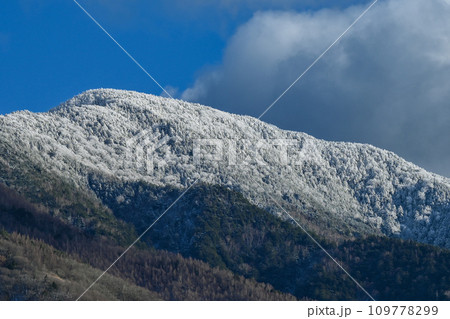 山頂付近が冠雪した山 山頂付近が冠雪した山 109778299