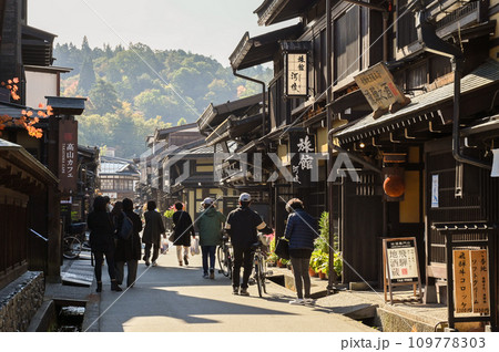 岐阜県高山市・古い町並み・10月午前中 109778303