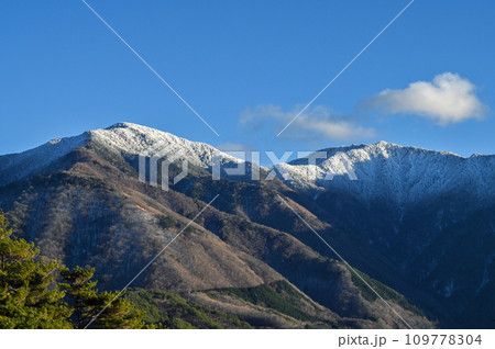 山頂付近が冠雪した山 109778304