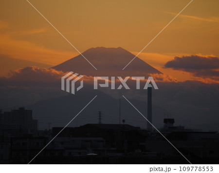 オレンジ色の夕暮れに映える富士山のシルエット オレンジ色の夕暮れに映える富士山のシルエット 109778553