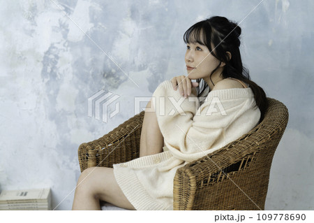 ソファーでくつろぐ若い女性 109778690