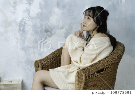 ソファーでくつろぐ若い女性 109778691