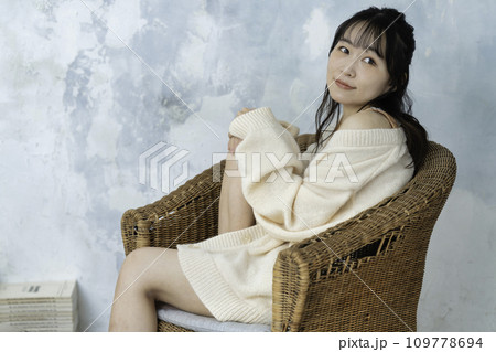 ソファーでくつろぐ若い女性 109778694