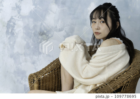 ソファーでくつろぐ若い女性 109778695