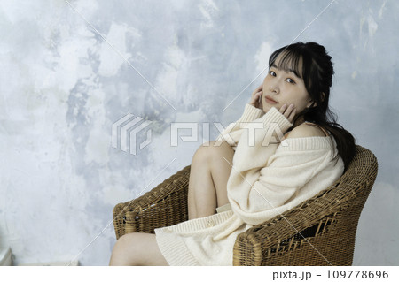 ソファーでくつろぐ若い女性 ソファーでくつろぐ若い女性 109778696