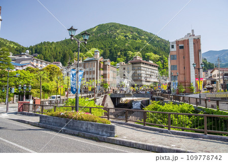 新緑シーズンの下呂温泉街 109778742