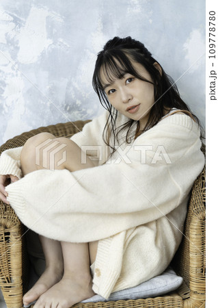 ソファーでくつろぐ若い女性 109778780