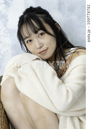 ソファーでくつろぐ若い女性 ソファーでくつろぐ若い女性 109778782