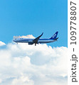 夏の雲の上を行く飛行機 109778807