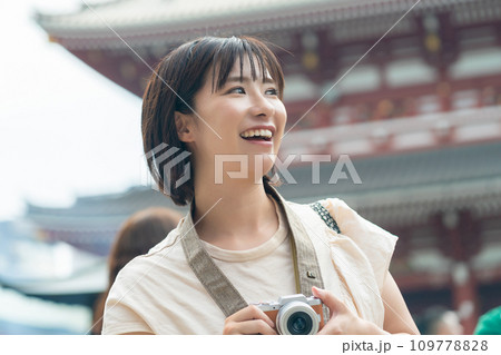 旅行する女性 観光地で写真を撮る女性 観光を楽しむ女性 観光地で散策する女性 休日に旅行する女性 旅行する女性 観光地で写真を撮る女性 観光を楽しむ女性 観光地で散策する女性 休日に旅行する女性 109778828