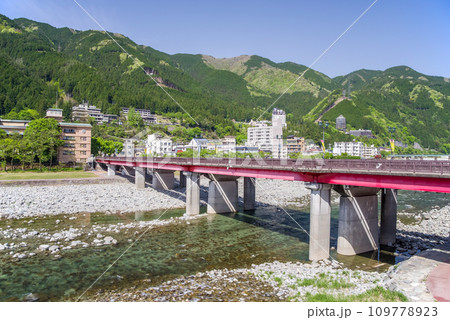 新緑シーズンの下呂温泉街・下呂大橋 109778923