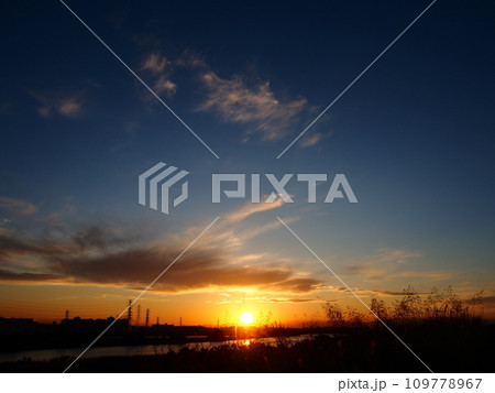 戸田市荒川堤からの美しい夕焼け空 戸田市荒川堤からの美しい夕焼け空 109778967