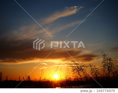 戸田市荒川堤からの美しい夕焼け空 戸田市荒川堤からの美しい夕焼け空 109778970