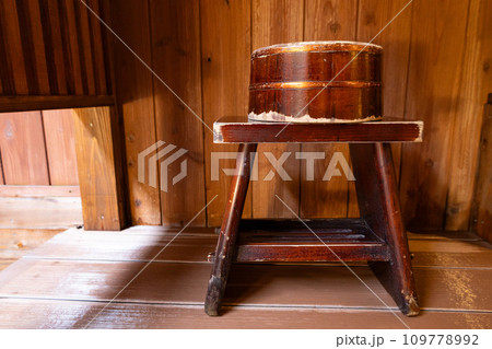 木製で趣のある貸切源泉掛け流し温泉の半露天風呂：洗い場にあるレトロな木桶とイス（千葉県） 109778992