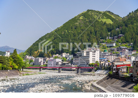 《新緑シーズンの下呂温泉》飛騨川と温泉街 《新緑シーズンの下呂温泉》飛騨川と温泉街 109779016