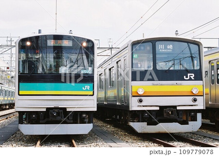車両基地で並ぶ南武支線の205系1000番台と南武線の205系 車両基地で並ぶ南武支線の205系1000番台と南武線の205系 109779078