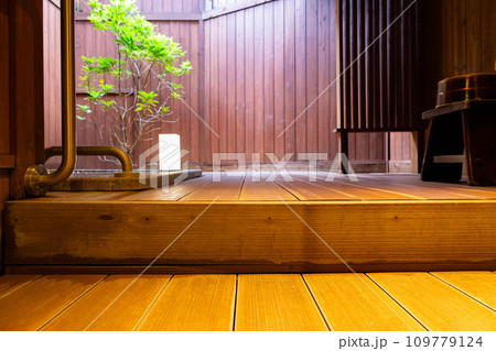 木製で趣のある貸切源泉掛け流し温泉の半露天風呂の入口と洗場、中庭の風景(千葉県) 木製で趣のある貸切源泉掛け流し温泉の半露天風呂の入口と洗場、中庭の風景(千葉県) 109779124