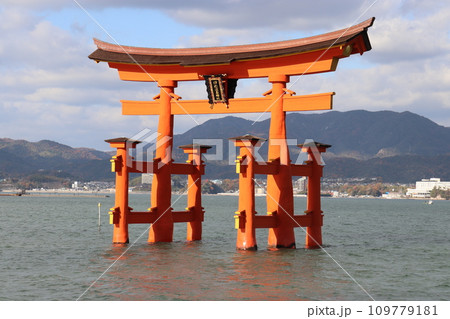 海に浮かぶ大鳥居　厳島神社　世界遺産　広島県 109779181