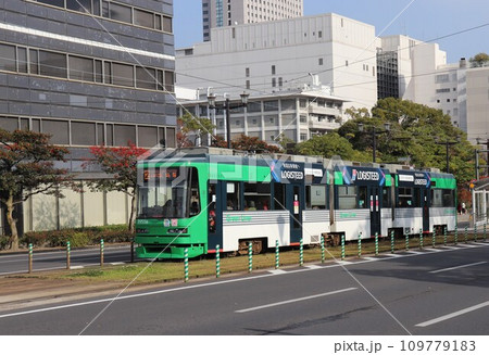 原爆ドーム前停留所を行く路面電車　広島電鉄　広島市　広島県 109779183