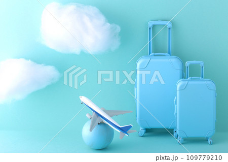 飛行機とスーツケースと雲の模型を使った青い背景の海外旅行のイメージ 飛行機とスーツケースと雲の模型を使った青い背景の海外旅行のイメージ 109779210