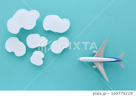 飛行機とスーツケースと雲の模型を使った青い背景の海外旅行のイメージ 飛行機とスーツケースと雲の模型を使った青い背景の海外旅行のイメージ 109779229